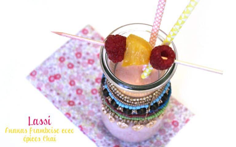 Direction l'Inde avec un lassi ananas framboise coco et épices Chaï
