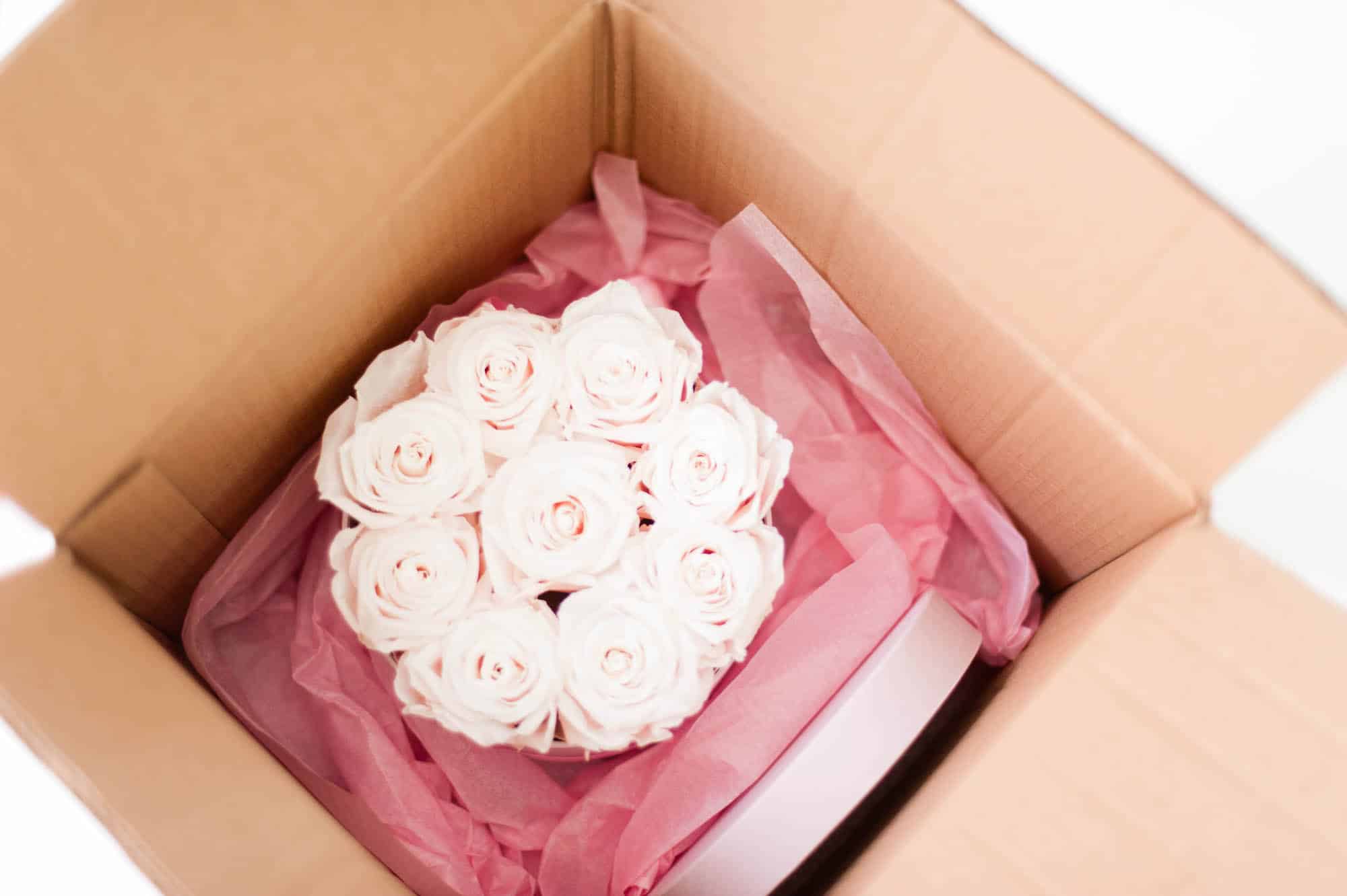 Livraison boîte de roses fraîches et chocolats - Luvbox paris
