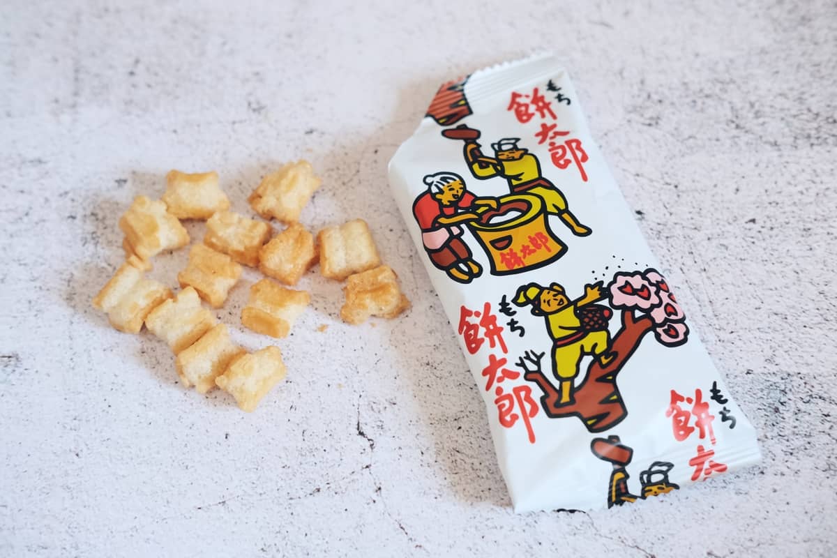 Mochi De Bonbons Japonais Dans Un Emballage D'usine Sur Fond Jaune